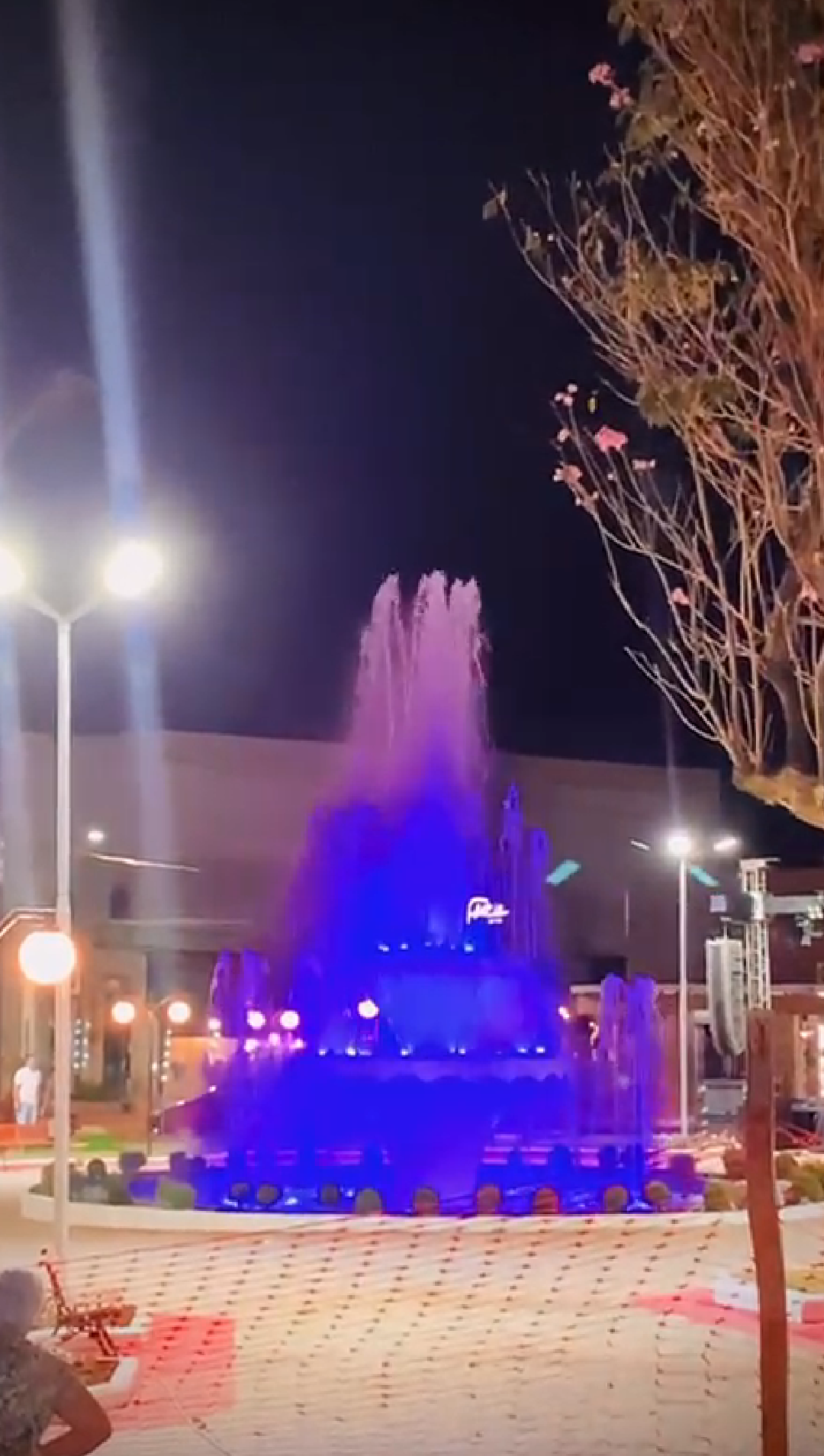 Praça central de Bocaiúva ganha nova cara com fonte luminosa colorida