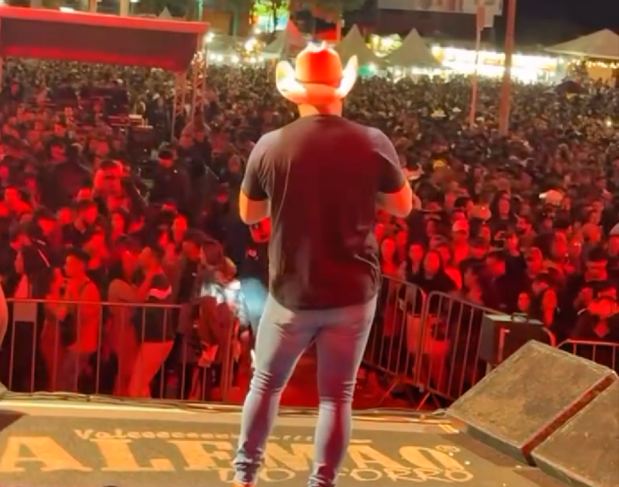 Alemão do Forró levanta o público na Festa do Senhor do Bonfim em Bocaiúva